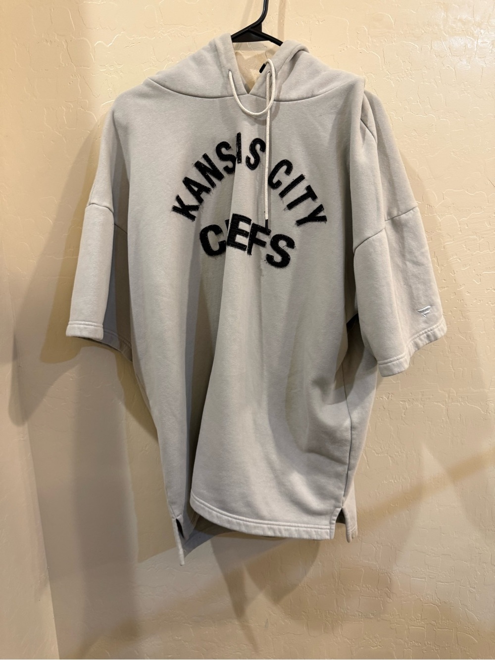 Fanatics Kansas City Chiefs Light Gray Short-Sleeve Hoodie